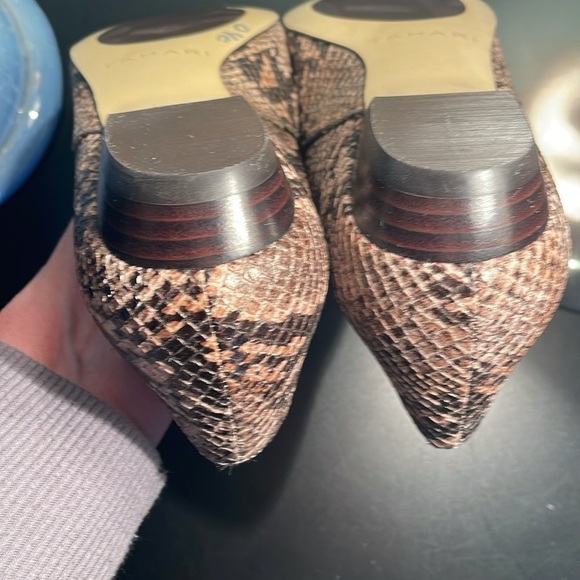 Tahari Brown Snakeskin Flats with patent leather Buckle Size 9M - Picture 6 of 6